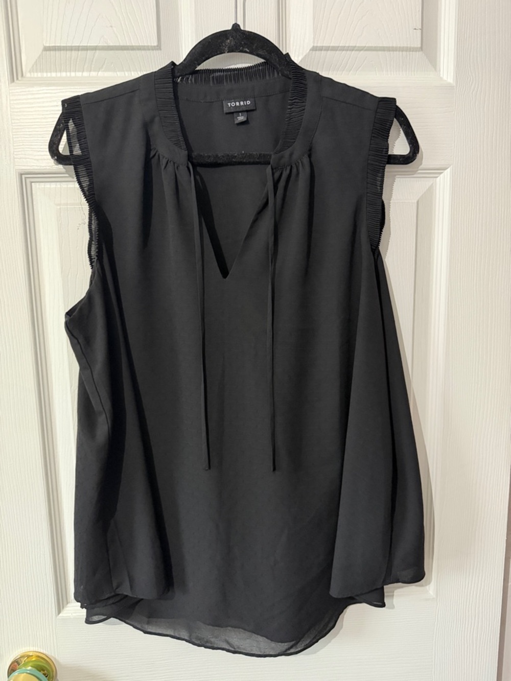 torrid Black Sleeveless Tie-Neck Pleated-Trim Blouse